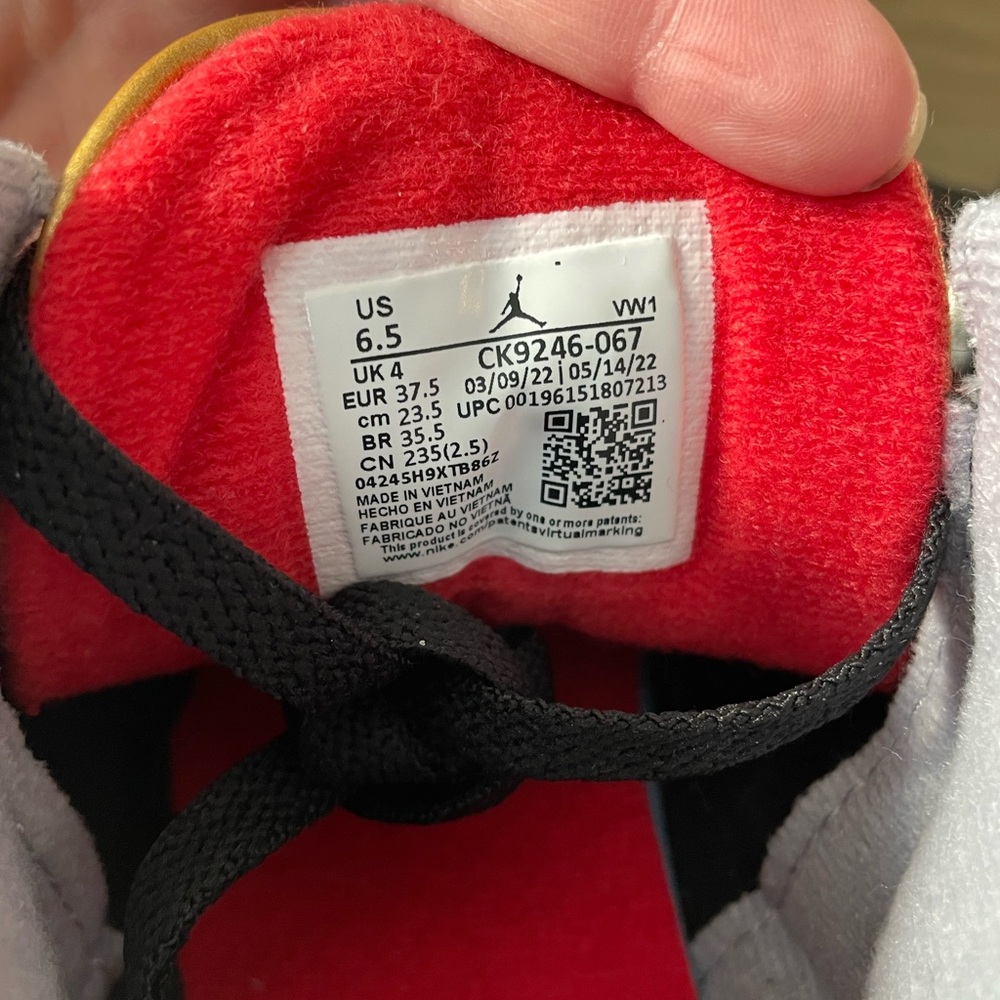 Women’s Air Jordan Retro 3 - Picture 4 of 7